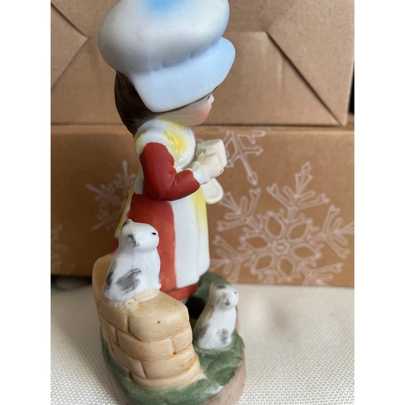 1980's porcelain girl with white/yellow pinafore with kittens nearby - Picture 3 of 4